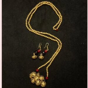 The bell pendant with earrings