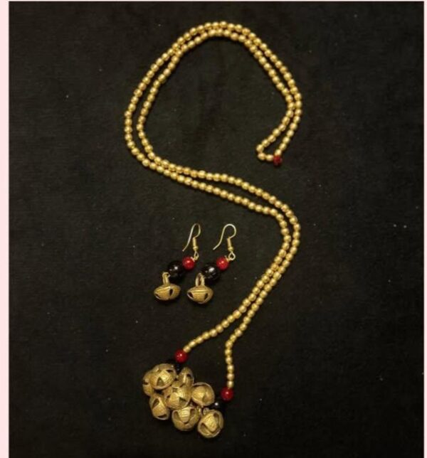 The bell pendant with earrings